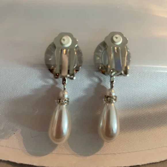 Vintage Clip On Earrings - Picture 6 of 8